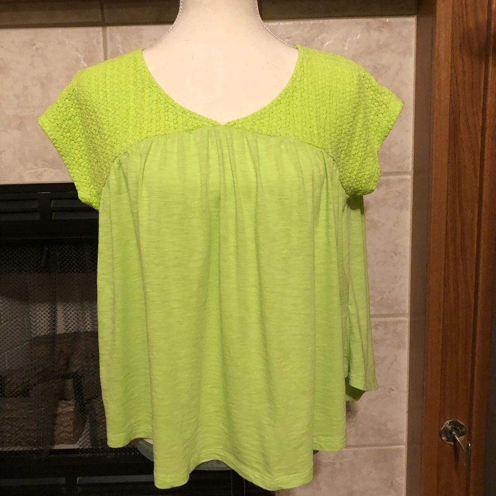 Short-sleeved lime green top